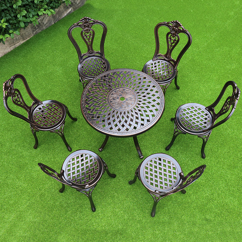 1 bàn tròn 6 ghế sân vườn trên nền cỏ xanh